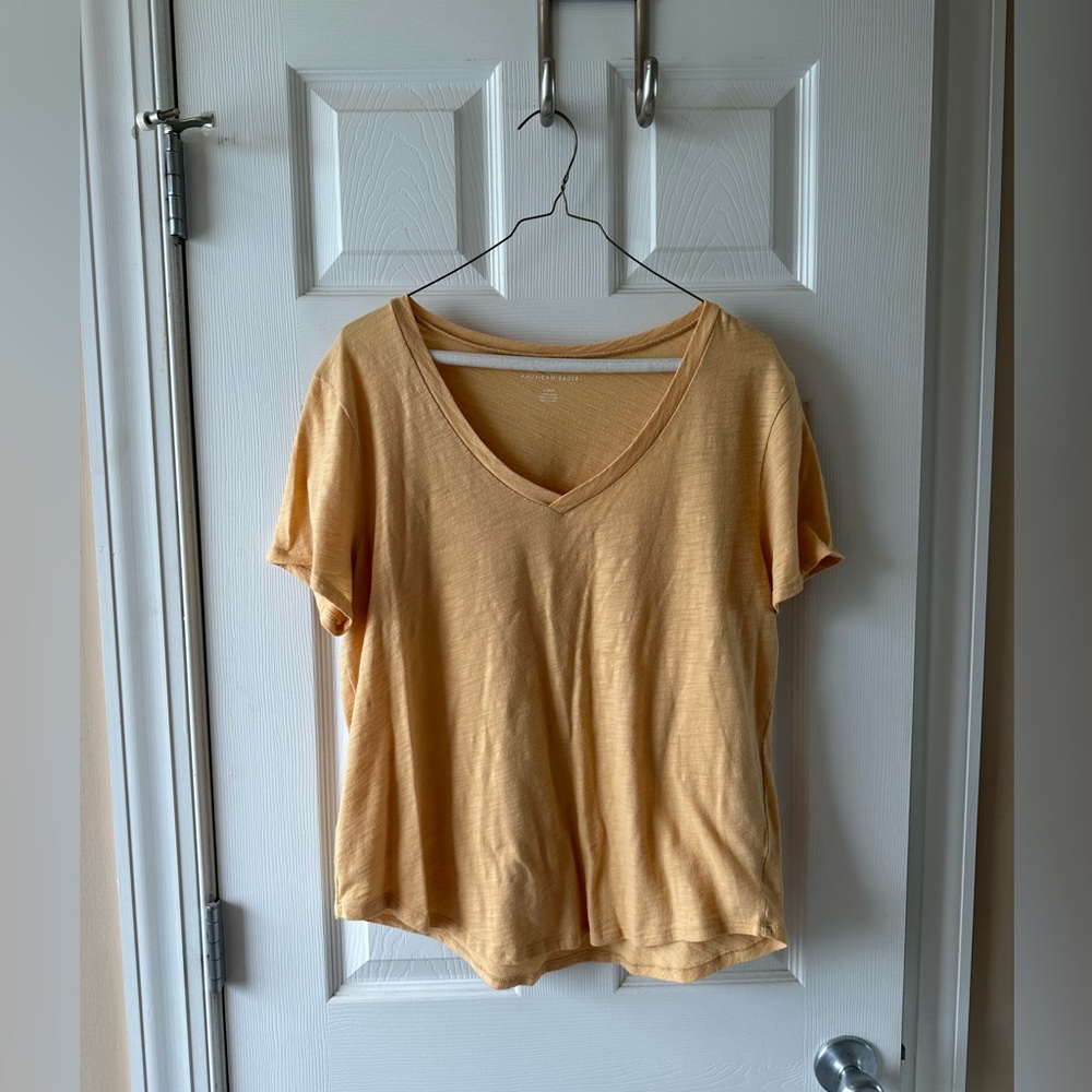 woman’s american eagle v neck t-shirt size:large